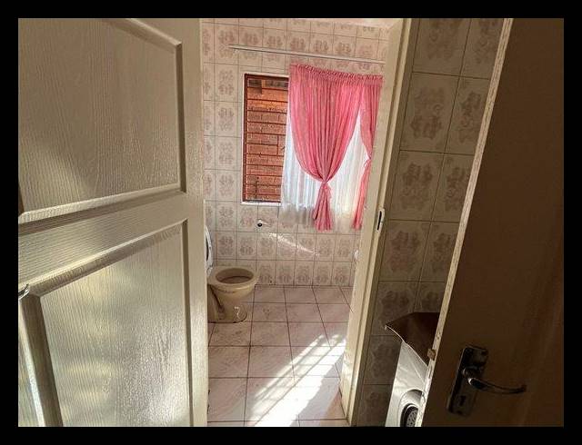 6 BEDROOM HOUSE FOR SALE IN LENASIA SOUTH